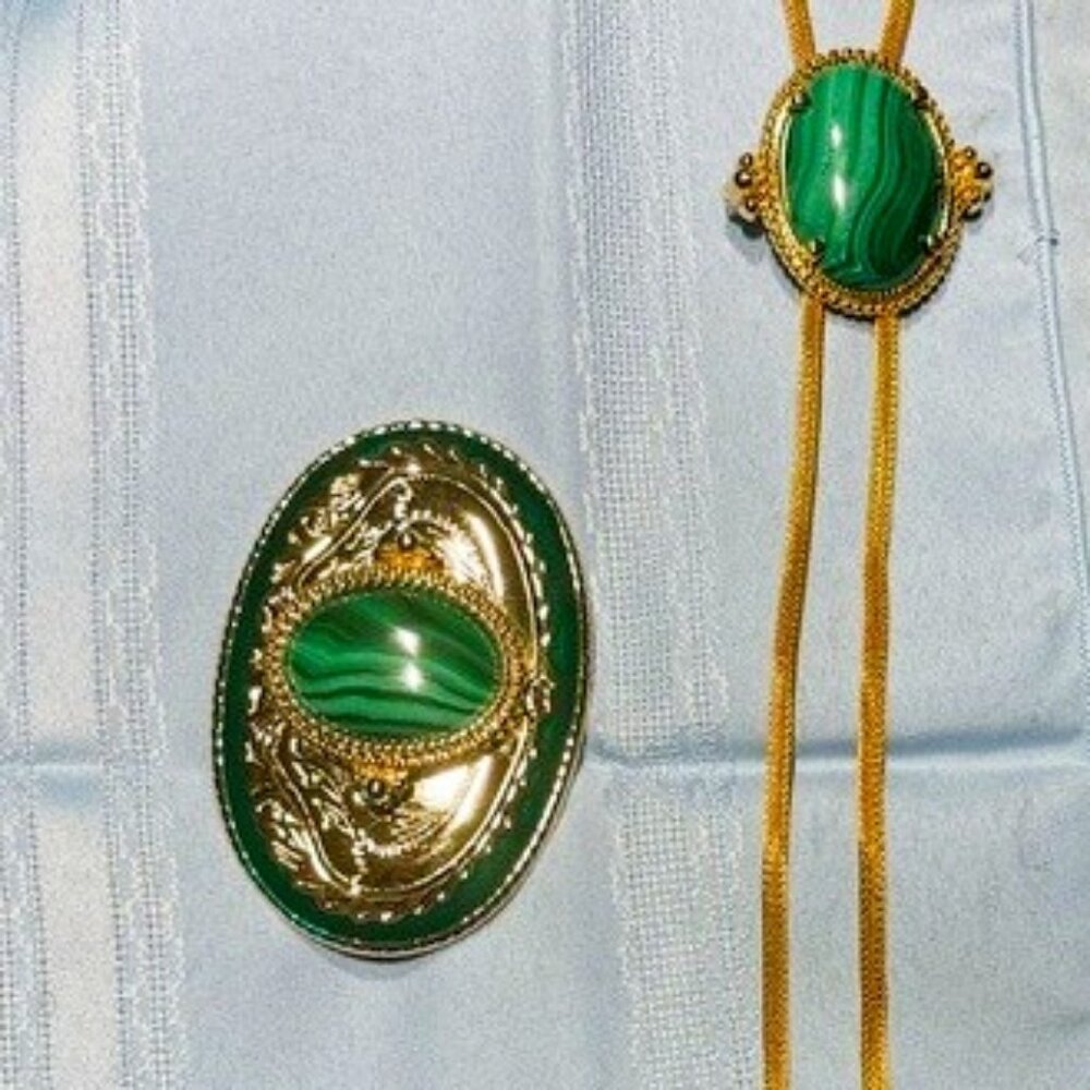 Vintage Green jade Bolo tie tie and belt buckle set in gold tone